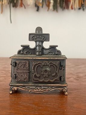 Antique-Style Miniature Cast Metal Stove in Aged Bronze -70’s